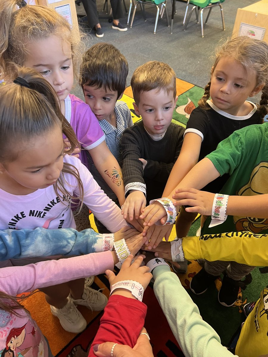 DaweClassroom's tweet photo. Today we made friendship bracelets!π«ΆπΌ @OTES_Counselor @SELCoachConti @MLopusznick #WeekofRespect #PreKFun #OceanPride https://t.co/aHNpZGahi1