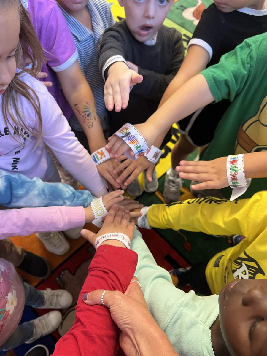 DaweClassroom's tweet photo. Today we made friendship bracelets!π«ΆπΌ @OTES_Counselor @SELCoachConti @MLopusznick #WeekofRespect #PreKFun #OceanPride https://t.co/aHNpZGahi1