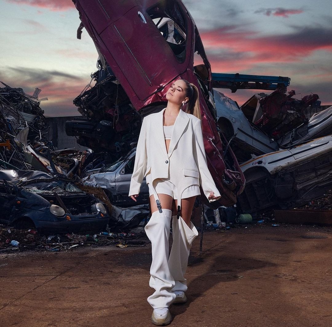 Laura Tesoro updates tweet media