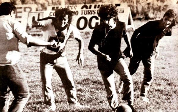 VSportsTM's tweet photo. Gustavo Cerati es uno de los artistas más trascendentes de la historia argentina. Un embajador de lujo. Sus melodías y sus letras construyeron puentes con el resto del continente, y más allá también. Otra forma de unir es el fútbol. Un picado o un gol hermana a desconocidos. El líder de Soda Stereo no fue un fanático, pero su corazón pertenecía a Racing, como confesó en un programa de TV con Antonio Birabent. Como joya de la relación entre Gustavo y la redonda nos quedó este registro fotográfico que es un verdadero tesoro. La postal tuvo lugar en el Estadio Municipal de Puerto Montt, en Chile. La banda y allegados a la gira decidieron divertirse antes de un recital. Música y fútbol, una combinación hermosa, casi imprescindible. Gracias Totales, Gustavo ❤️🎶⚽️