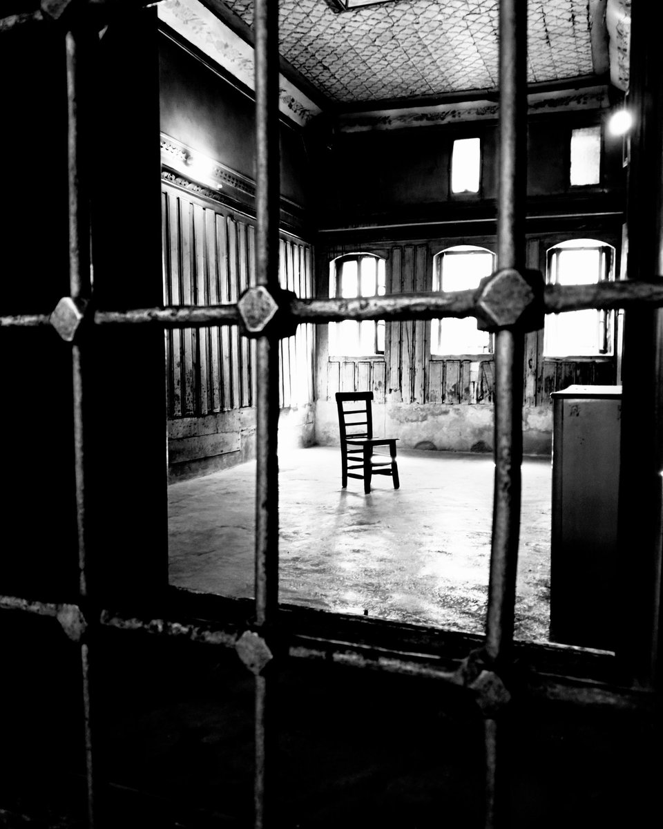 Cemal Süreya'nın;
"Pencereniz kirliydi, gördüğünüz her insana çamur attınız!" 
Dediği çağdayız..

#cemalsureyya #siir #kitap #Roman #gundem #Exxen #objektif #kadraj #fotograf #instegram