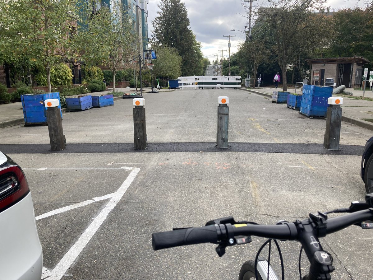 shirleyswirley's tweet image. Y’all might think this is an sdot hate account but credit where credit is due. New bollards dropped at little brook park!!! Seattle’s smallest stay healthy street! This is an amazing success story bc community advocacy got parks and sdot to work together to…