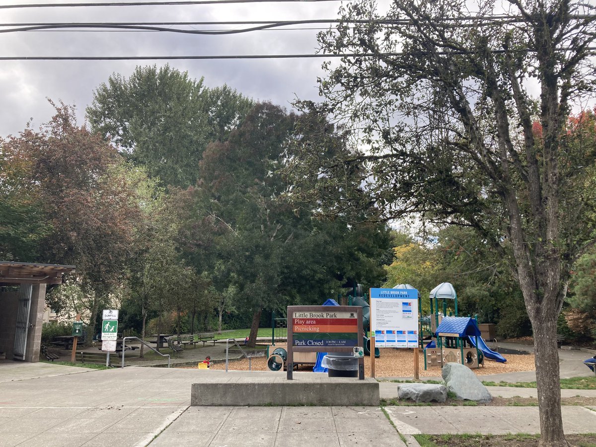 shirleyswirley's tweet image. Y’all might think this is an sdot hate account but credit where credit is due. New bollards dropped at little brook park!!! Seattle’s smallest stay healthy street! This is an amazing success story bc community advocacy got parks and sdot to work together to…