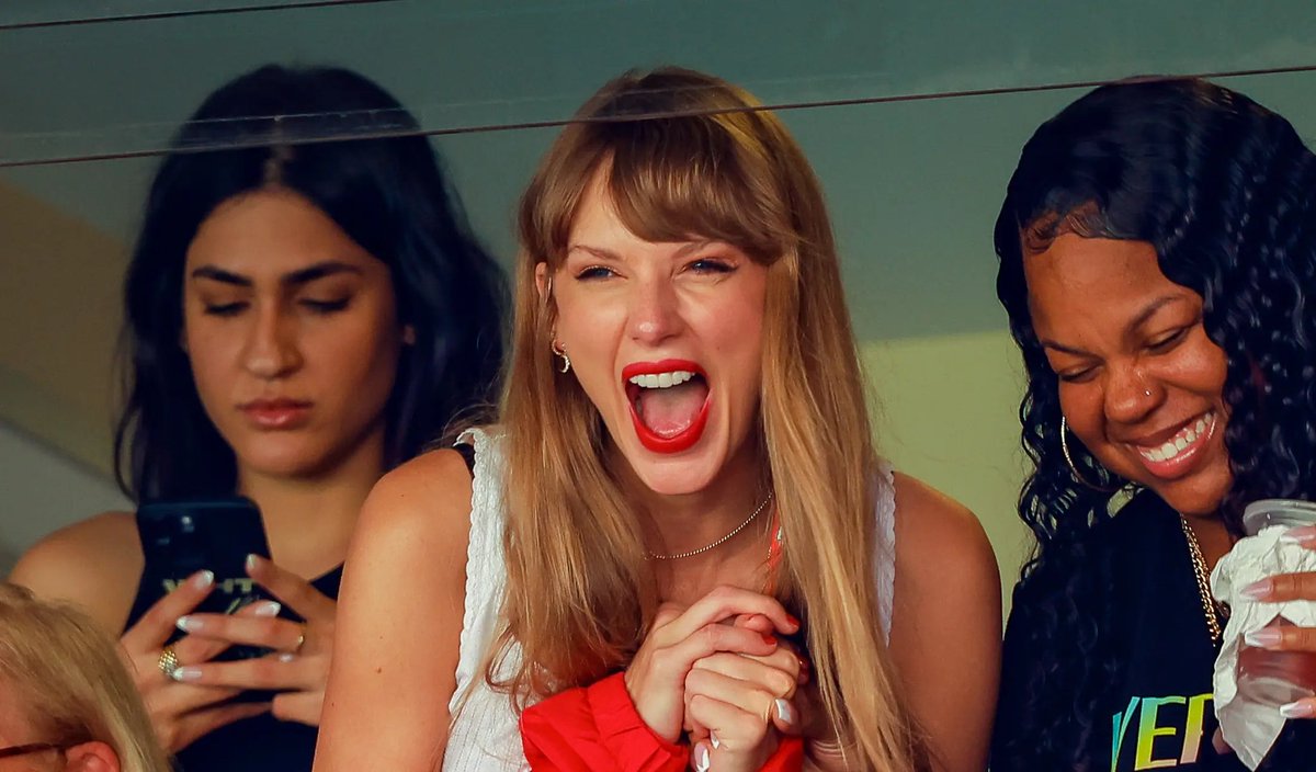 ComplexSneakers's tweet photo. Taylor Swift Boosts New Balance Sales, Traffic

Full Details HERE: https://t.co/yLjNhSBHjn https://t.co/QS7vi58QXI
