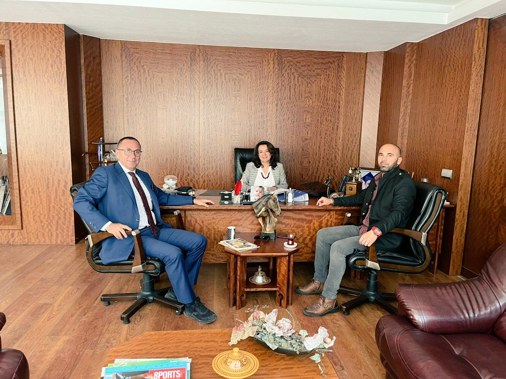 Tenis İl Tertip Komitesine Başkan değişikliği nedeniyle yeniden üyeliği yenilenen Vole Tenis Kulübü Başkanı Sevim YÖNET hanım ve eşi Av.Cengiz YÖNET beyi makamlarında ziyaret ettim.Konya da tenisin gelişmesi ve yaygınlaşması için fikir birliği yapıldı🎾