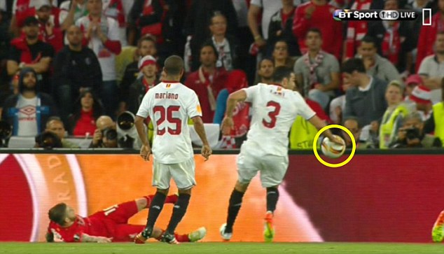 RomeroJJS's tweet photo. Brutal el atraco de Orsato al Sevilla. Escándalo histórico. https://t.co/zzQi6lyJrs