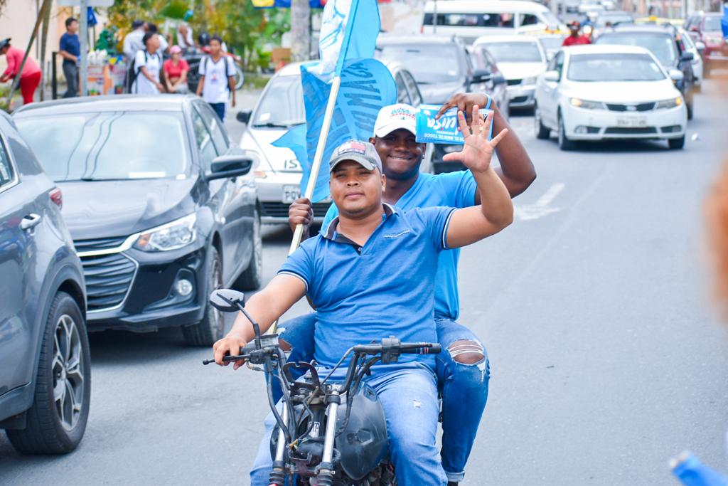 RC5Esmeraldas's tweet photo. Conquistando ese voto facultativo hoy estuvieron juntos en unidad la Jefatura de Campaña, secretaria de juventudes de RC5 Esmeraldas y el Colectivo Vargas Torres. 
#LuisaEsLaRespuesta #LuisaNoImprovisa
#YaLoHicimos #TúSabesQueEstábamosMejor
#PresidentaDeVerdad
#LuisaEsDeVerdad https://t.co/H3BKhzgprh