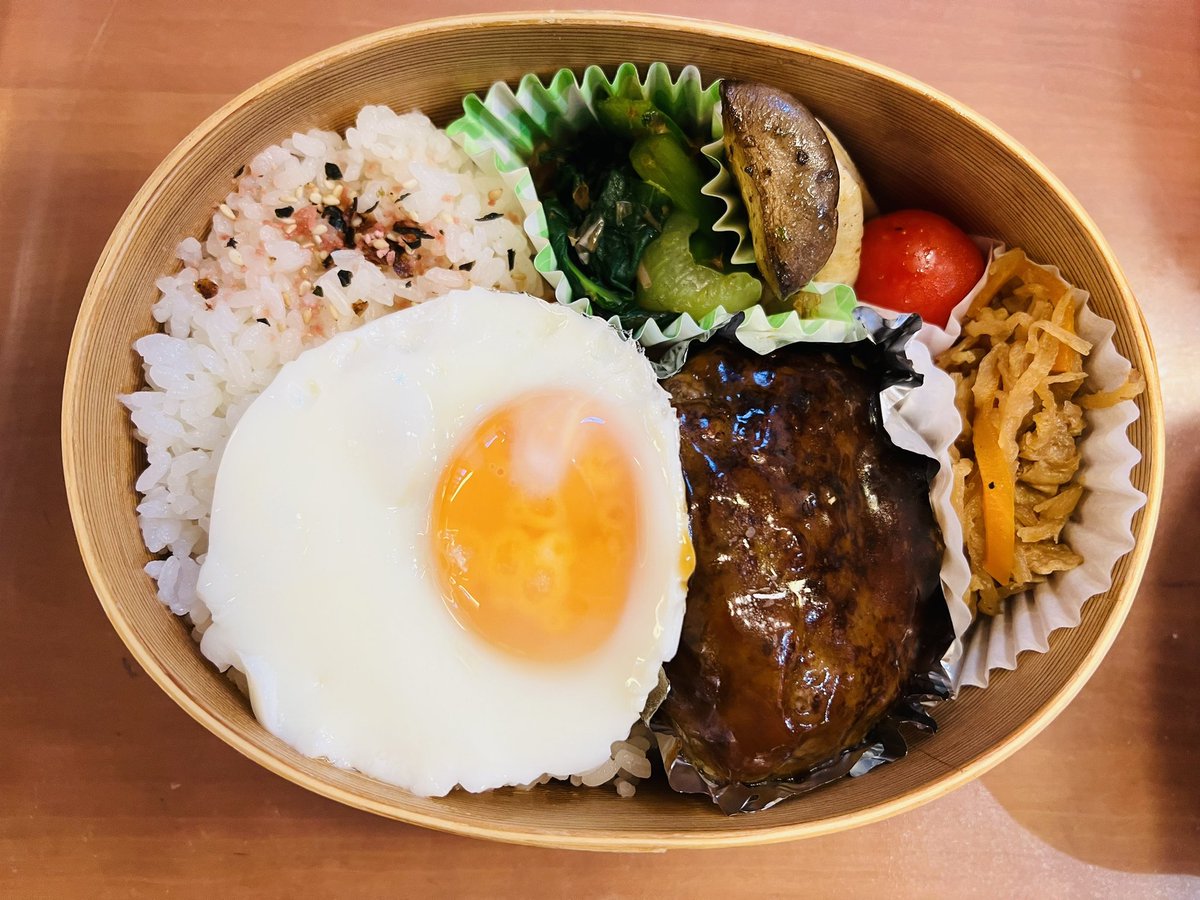 ringoame31879's tweet photo. おはようございます✨

今日は照り焼きハンバーグの目玉焼きのせ、青梗菜のお浸し、切り干し大根の煮物、エリンギソテーのお弁当🍱です🥰

#お弁当
#お弁当記録
#高校生弁当 ‘
#お弁当作り 
#お弁当作り楽しもう部 https://t.co/rdT9nu9YCI