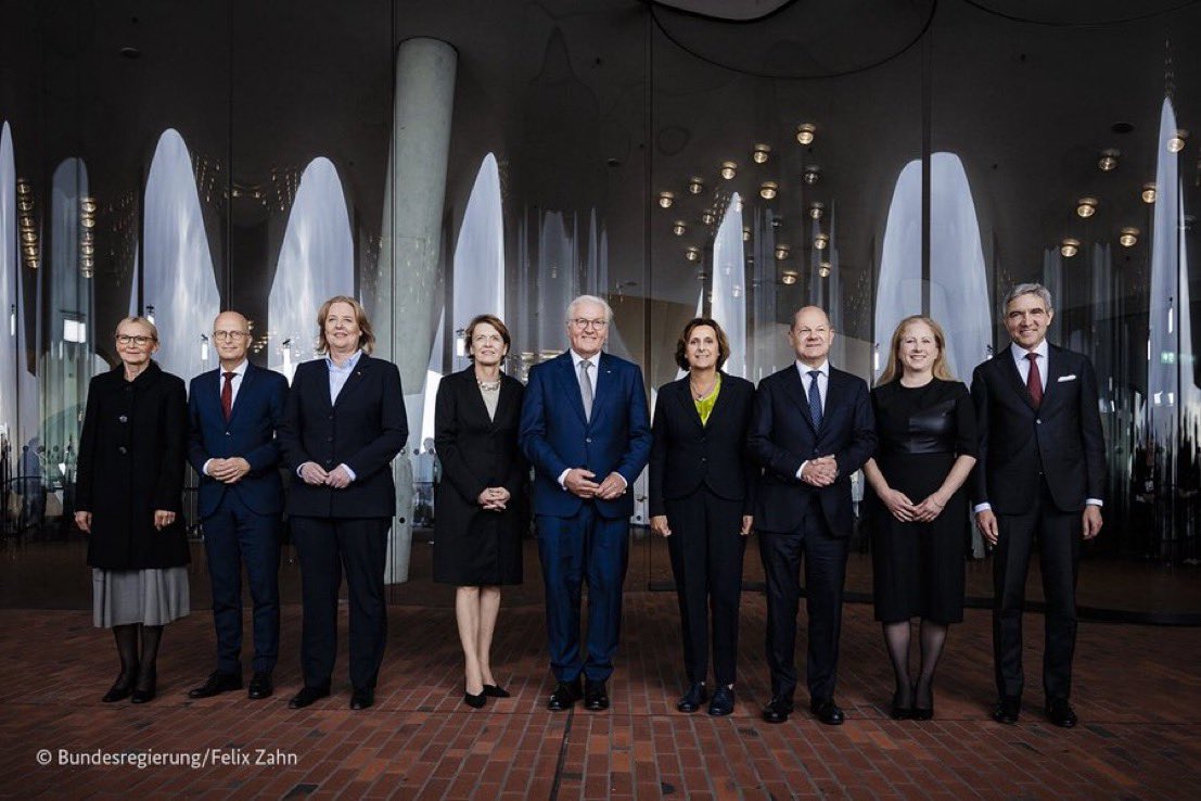 Mal eine blöde Frage. Eine #Deutschlandflagge hätte sich für das Bild zum #TagDerDeutschenEinheit nicht noch irgendwo finden lassen?!
Hätte doch einen niedlichen farblichen Akzent abgegeben.

Wir sind echt in Lummerland angekommen.