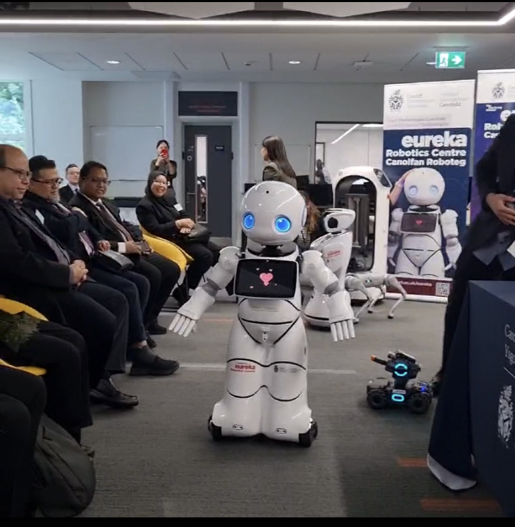 jiaji_yang's tweet photo. Greatly honored to have the opportunity to introduce our robots to distinguished guests from Malaysia. https://t.co/mAfQ4iYNZJ