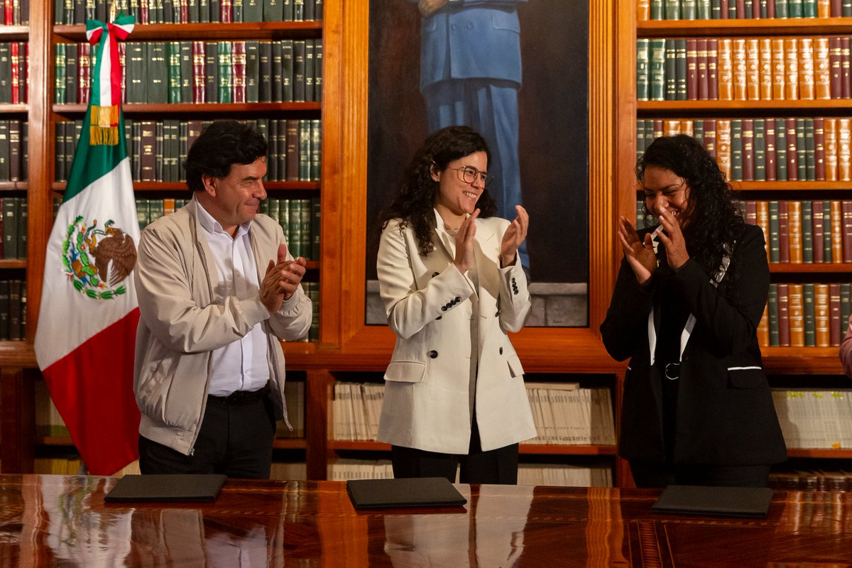 LuisaAlcalde's tweet photo. Celebramos el acuerdo alcanzado con el Sindicato Único de Notimex y su Secretaria General, Adriana Urrea.

Estamos comprometidos con la protección y el respeto a los derechos individuales y colectivos de las y los trabajadores.

Aunque el acuerdo tomó tiempo, se pone de manifiesto que el diálogo es la mejor forma de solucionar cualquier conflicto o adversidad.

Agradecemos a los equipos del @GobiernoMX, @JesusRCuevas; de la @STPS_mx, @marathb y de la @SEGOB_mx por todo el trabajo realizado.

¡EnHoraBuena! 🙌🏽🙌🏽