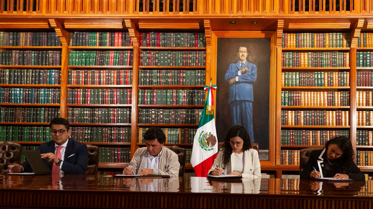 LuisaAlcalde's tweet photo. Celebramos el acuerdo alcanzado con el Sindicato Único de Notimex y su Secretaria General, Adriana Urrea.

Estamos comprometidos con la protección y el respeto a los derechos individuales y colectivos de las y los trabajadores.

Aunque el acuerdo tomó tiempo, se pone de manifiesto que el diálogo es la mejor forma de solucionar cualquier conflicto o adversidad.

Agradecemos a los equipos del @GobiernoMX, @JesusRCuevas; de la @STPS_mx, @marathb y de la @SEGOB_mx por todo el trabajo realizado.

¡EnHoraBuena! 🙌🏽🙌🏽