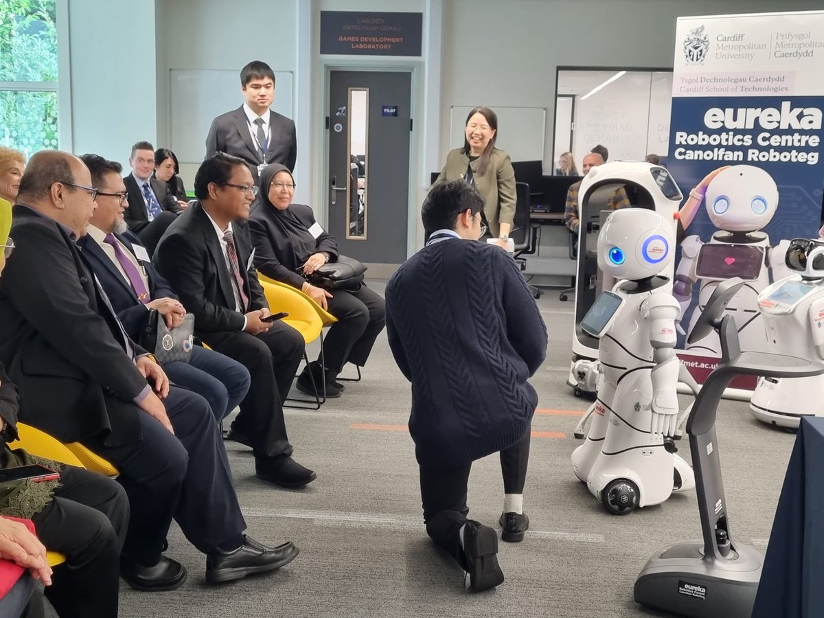 jiaji_yang's tweet photo. Greatly honored to have the opportunity to introduce our robots to distinguished guests from Malaysia. https://t.co/mAfQ4iYNZJ