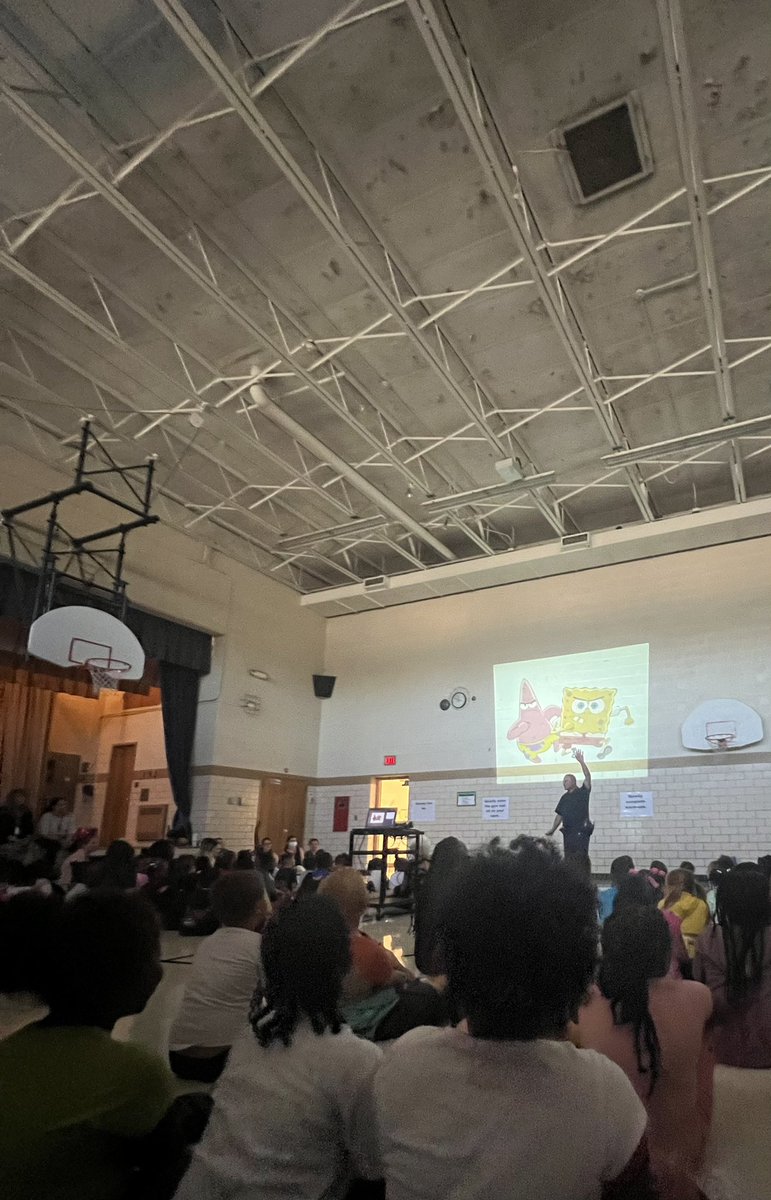 angela_siwik's tweet photo. Officer Francis assisted Glendale in a school wide Alice Assembly for our students today! 💚 https://t.co/sJOf75ucVJ