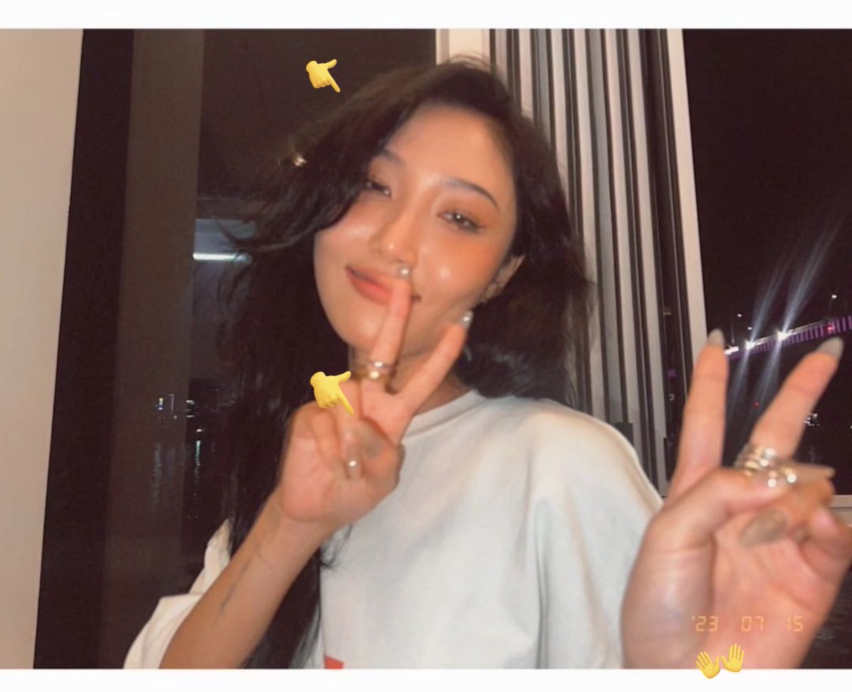 HwaSaBRA's tweet photo. ATRIZES! Uma twit descobriu, pelo cabelo e unhas de #HWASA, que, na verdade, a avaliação das coreografias foi feita pela cantora há uns 3/4 meses.

A reação das participantes no episódio de hoje teria sido apenas atuação, dado que as coreografias já teriam até recebido avaliação. https://t.co/wg1znTHWNN