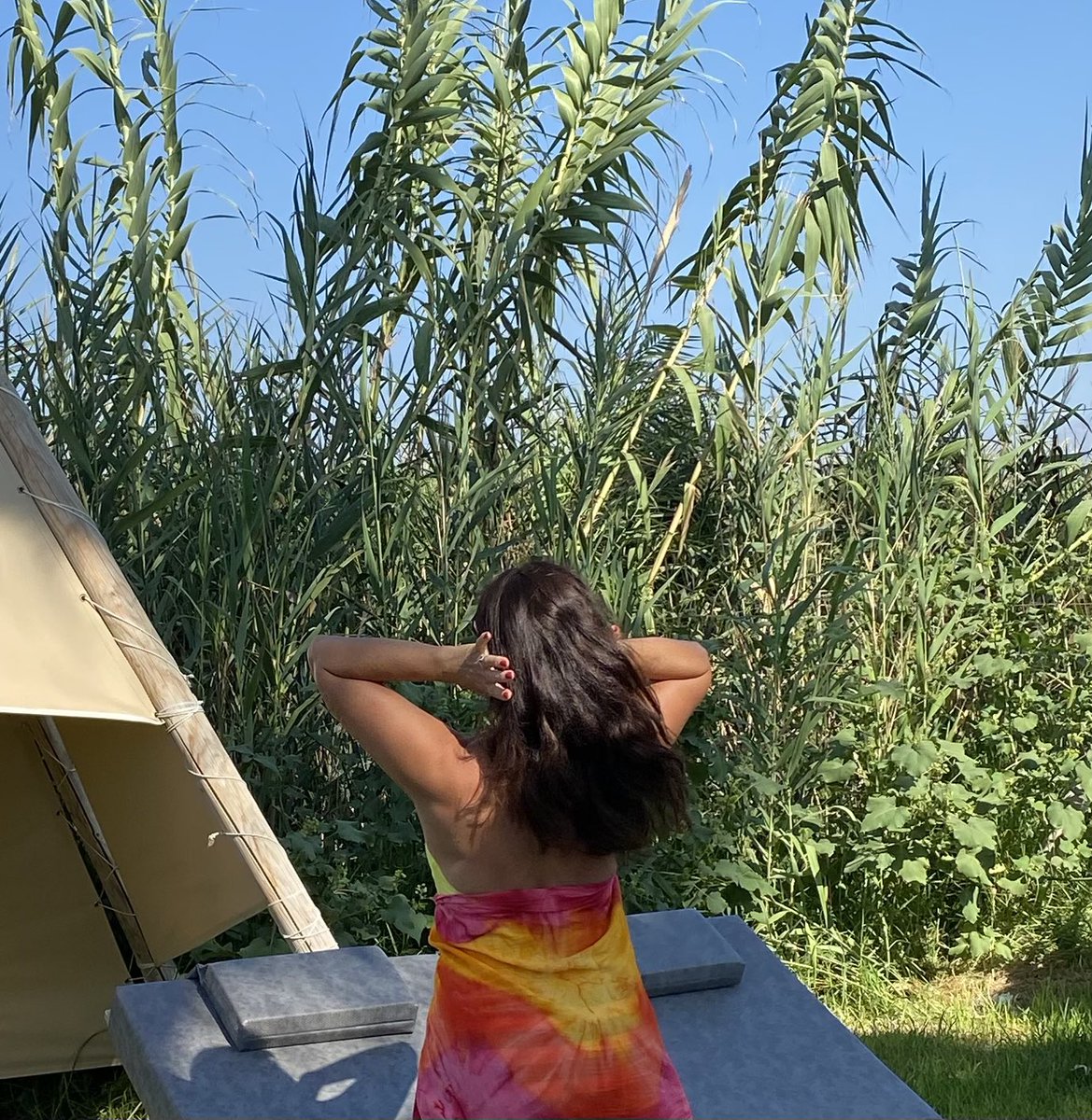 Imati vreme za prirodu i drage ljude. Za plavetnilo neba i zelenilo trave. Oteti od obaveza, od svega i svakoga što nas umara trošenjem vremena na nebitno. Radovanje duše kad si sa dragim ljudima, pa makar to bilo i sa samim sobom, e to je po meni najlepše provedeno vreme❤️