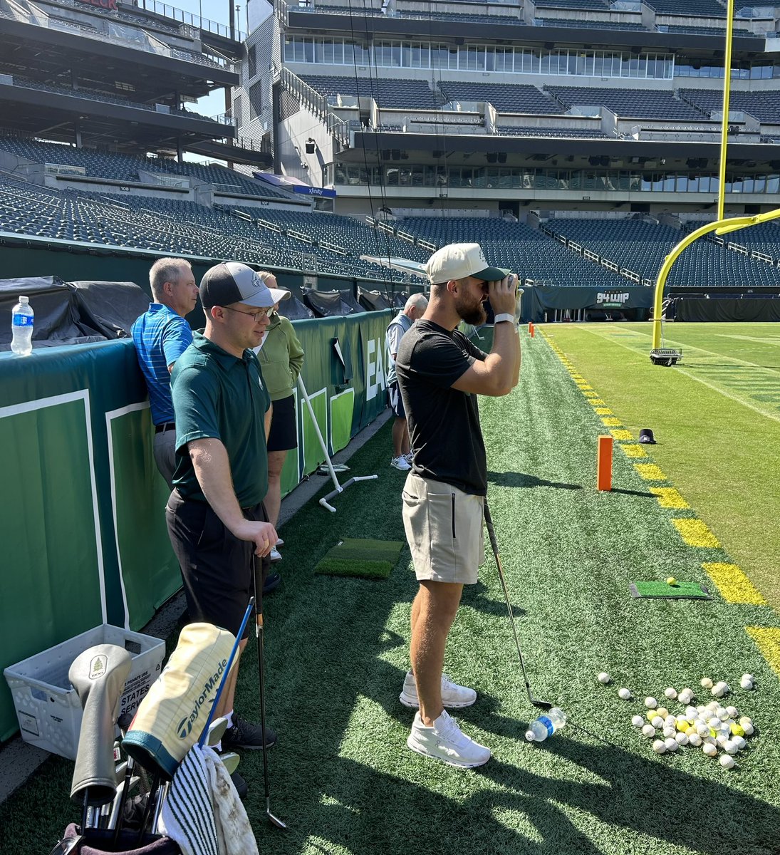 eaglesautism's tweet photo. Taking a swing at target golf with @jake_elliott22 ⛳️

Matthew, a member of our Eagles autism community, enjoyed an afternoon of golf as our EAF Radiothon winner with everyone’s favorite kicker! https://t.co/LHHbQDWwil