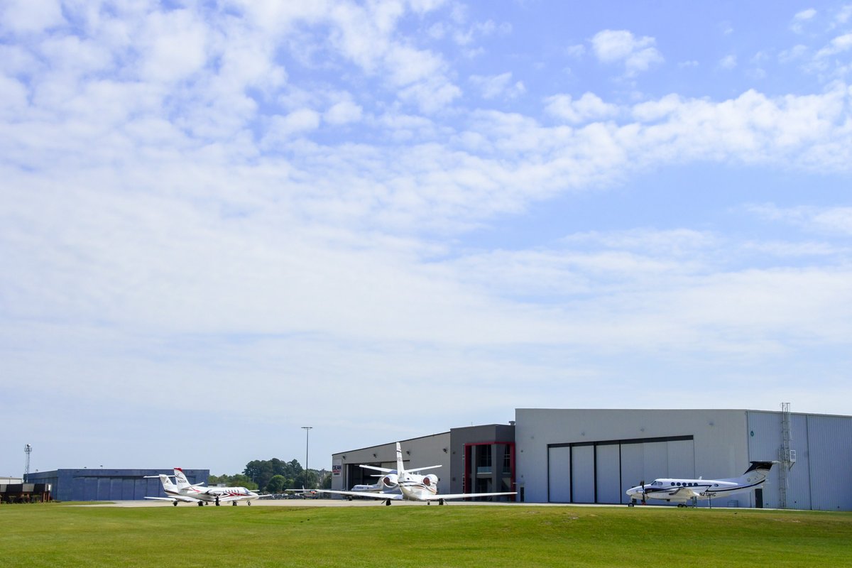 deanaircraft's tweet photo. Busy day at Dean 🤩 https://t.co/MkQKXIAZIz