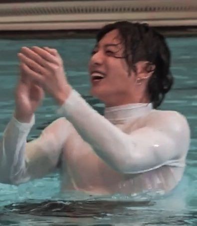 taeskyblue's tweet photo. jungkook e seu grande corpo em um mundo pequeno; a thread https://t.co/VTZmGnoOwU