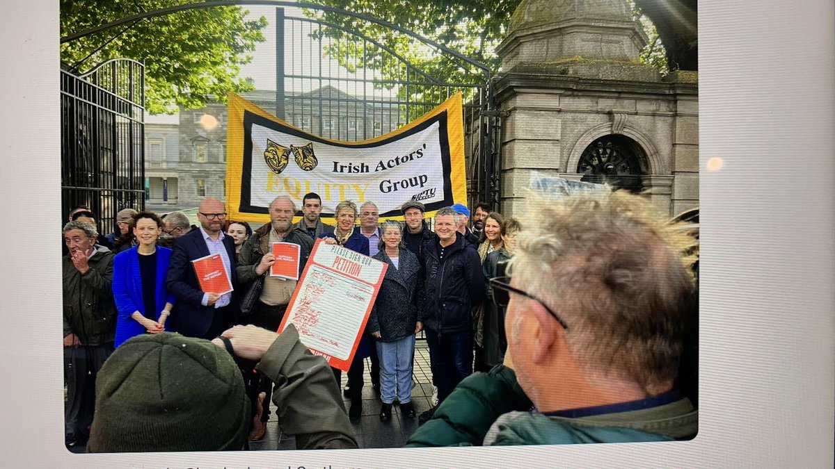 Grateful to <a href="/IrishEquity/">Irish Equity</a> at the Dail to deliver petition to #SupportTheReport and demand an end to film industry exploitation of Irish cast &amp; crew #Section481  Campaign info here: irishequity.ie/actors-to-subm…