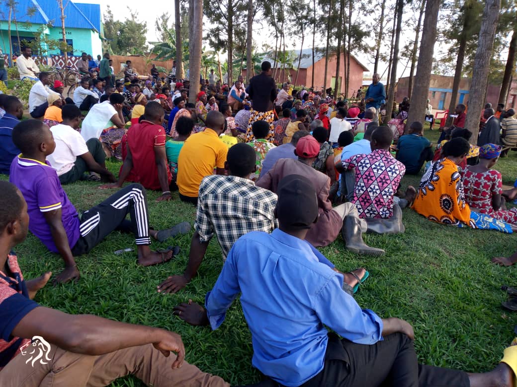 rsteven_1985's tweet photo. Utugali tugize umurenge wa @Gitokisector2 hateraniye inteko rusange z'abaturage aho twaganiriye ku ngingo zikurikira:

👉 Umutekano
👉 Imihigo
👉 Gukomeza kutabira season 2024A
👉Isuku
👉 Loan recovery
Hakiriwe ibibazo 5 byose byahawe umurongo @RwandaEast @GatsiboDistrict https://t.co/hQ4kgGLDgy