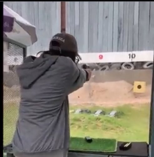 มีคลิปที่ไอ้เด็กเหี้ยนี่ไปยิงปืนที่สนาม (ขออนุญาตไม่รีมาแล้วกัน) จากท่ายิงแล้วไอ้นี่น่าจะฝึกมาจนเป็น Muscle Memory แล้วคือเห็นท่ายิงแล้วรู้เลยว่าใช้ปืนได้คล่องเลย 

แล้วก่อนก่อเหตุมันกดออกจาก Discord กลุ่มที่พูดคุยเกี่ยวกับเรื่องปืน ทุกอย่างแม่งเหมือนวางแผนมาเลยละ หลอนไรก่อนวะ