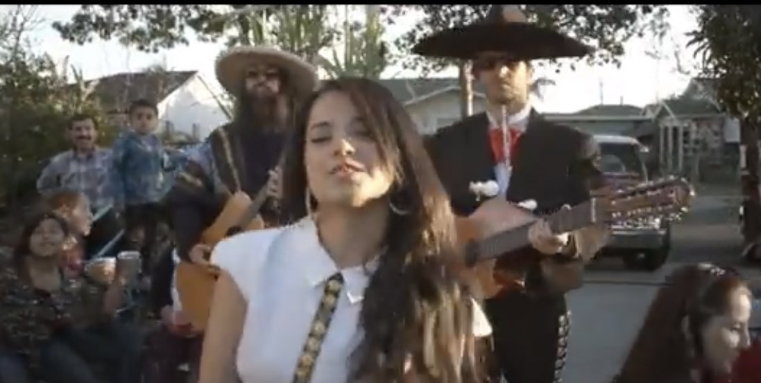 kellyyx8's tweet photo. Todos los que critican a Becky G porque “ahora se le ocurrió ser mexicana” no saben ni un poquito de su carrera, estas imágenes son de sus videos de hace 10 años, Becky en toda su carrera siempre ha representando nuestra cultura 🇲🇽 no es de ahorita https://t.co/rpLS4jKTFh