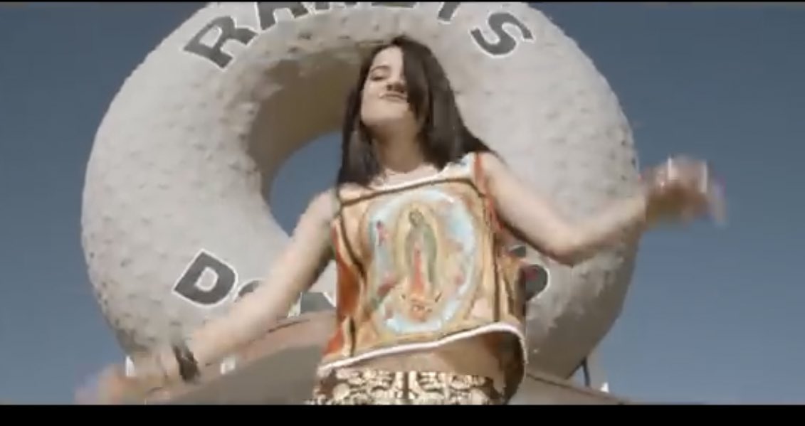 kellyyx8's tweet photo. Todos los que critican a Becky G porque “ahora se le ocurrió ser mexicana” no saben ni un poquito de su carrera, estas imágenes son de sus videos de hace 10 años, Becky en toda su carrera siempre ha representando nuestra cultura 🇲🇽 no es de ahorita https://t.co/rpLS4jKTFh