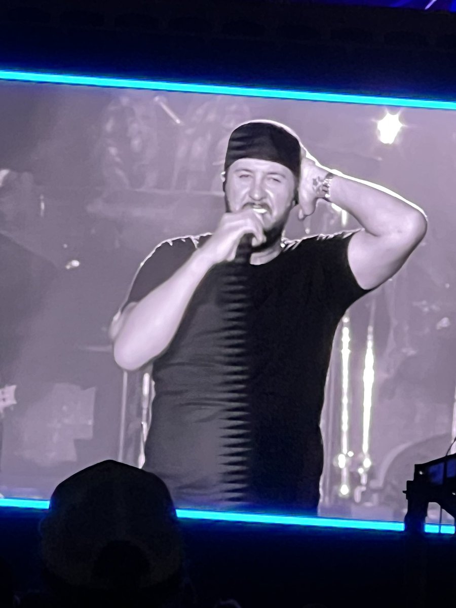 dumpin25's tweet photo. It’s something ‘bout that hat backwards…. #LukeBryan #LookAtThatBooty #Games #WhatSheWantsTonight https://t.co/Nv3Ojgeh6J