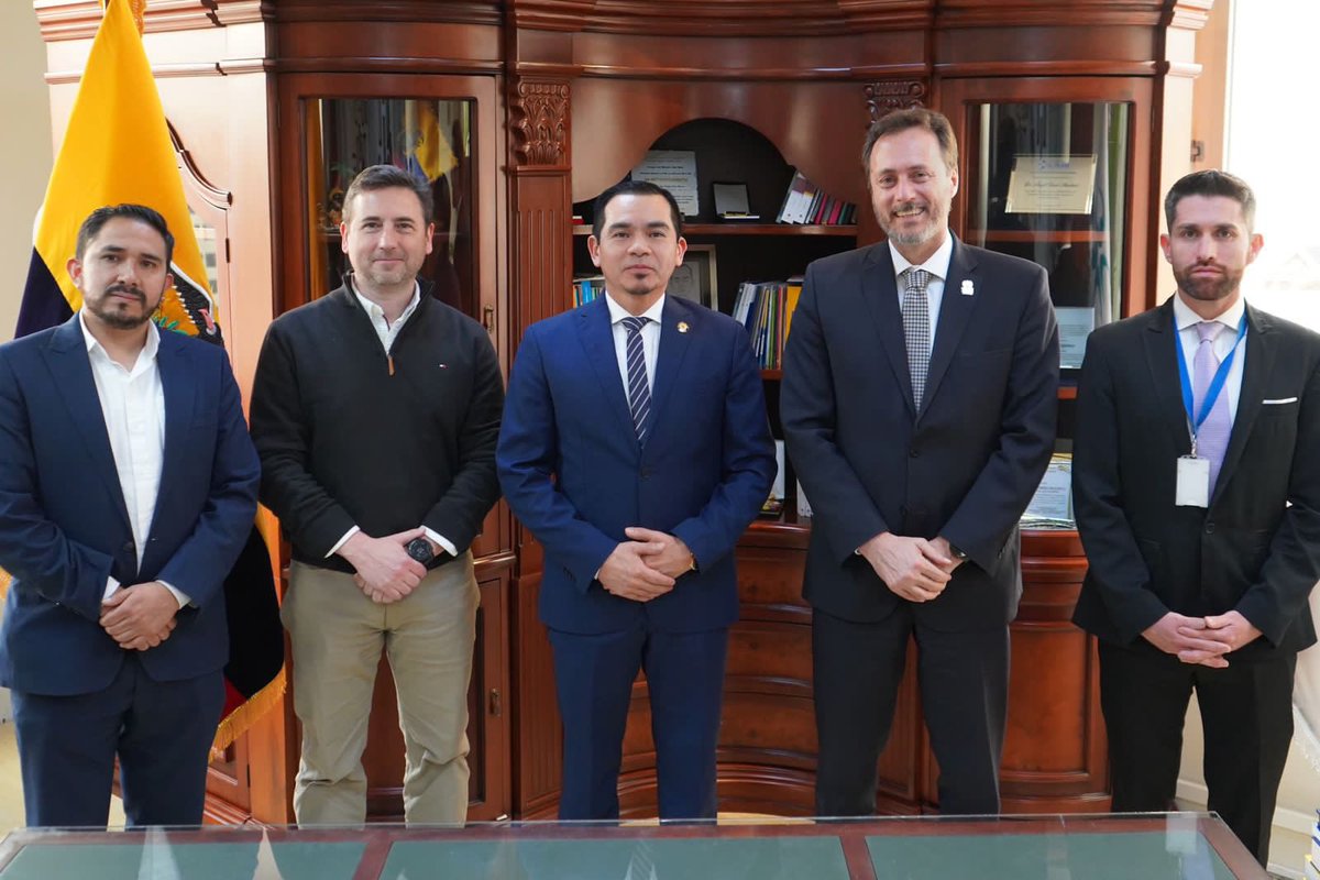 DefPublicaEC's tweet photo. 🔴 #Hoy

Nuestro Defensor Público General, @AngelTorresDPG, recibió la visita protocolaria del nuevo representante de @ACNUREcuador 🇪🇨, @FedericoAgusti. Durante este encuentro las autoridades dialogaron sobre el plan de trabajo que se ha desarrollado entre ambas instituciones 🏛️, en el marco de la cooperación permanente.

¡Fortalecemos alianzas estratégicas, en beneficio de los grupos de atención prioritaria!

#Refugiados 🎒 
#GestiónEficiente 💪🏻