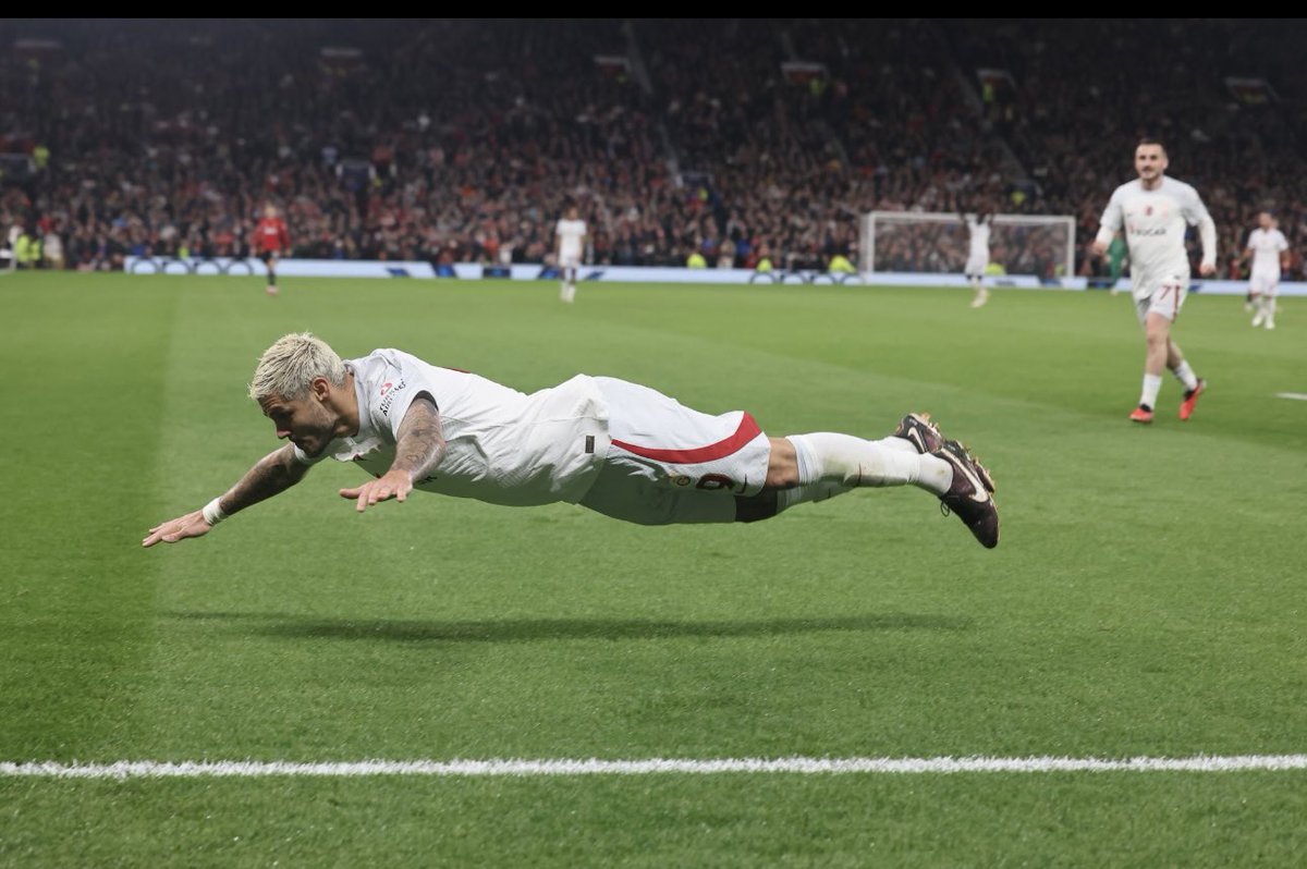 💛❤️sabahın beşinde set var diye 21:00 de uyursun aklında maç olsa da mecbursun!
Gece uyanıp noldu diyerek telefona bakarsın …
Hadi şimdi uyu!!❤️❤️❤️
Aşkın olayım Cim Bom Bom 
Büyüksün  🦁
Yarın buz falan sürerim yüzüme beni düşünme sen..:)