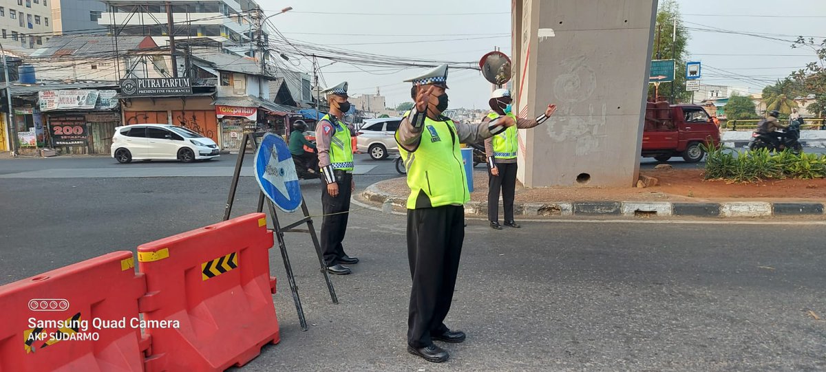 06.20 Situasi lalu lintas di lampu Merah Pesing Jakbar arah Grogol &amp; Tangerang terpantau ramai lancar