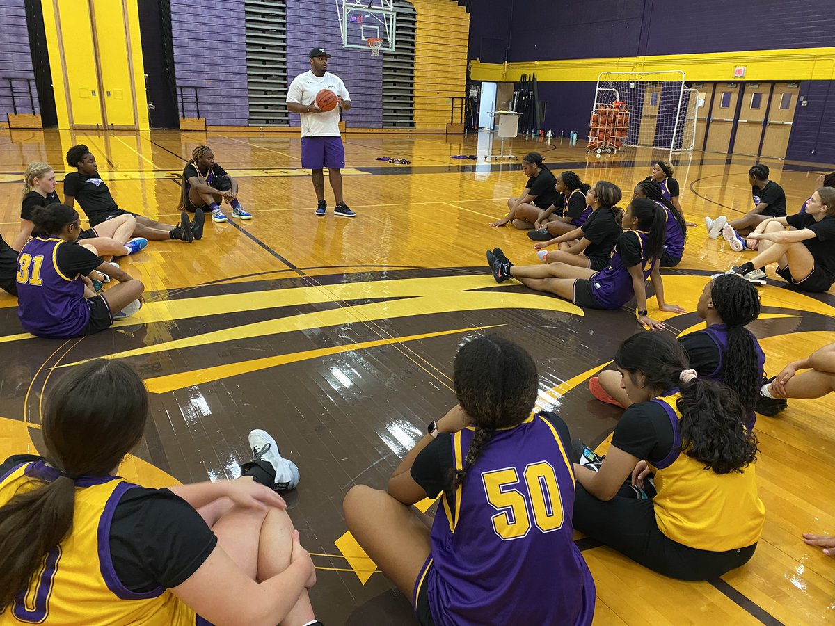 LE_HOOPS's tweet photo. What a special treat to have @Coach_KHolloway come speak about our campus core values today in practice. This is why #weaReRICH . All @LE_HOOPS ๐ฆ
๐ฆ
๐ฆ
were Locked INโผ๏ธ
#EaglesSetTheStandard #DCA
#week3challenge https://t.co/LMmqXpXum5