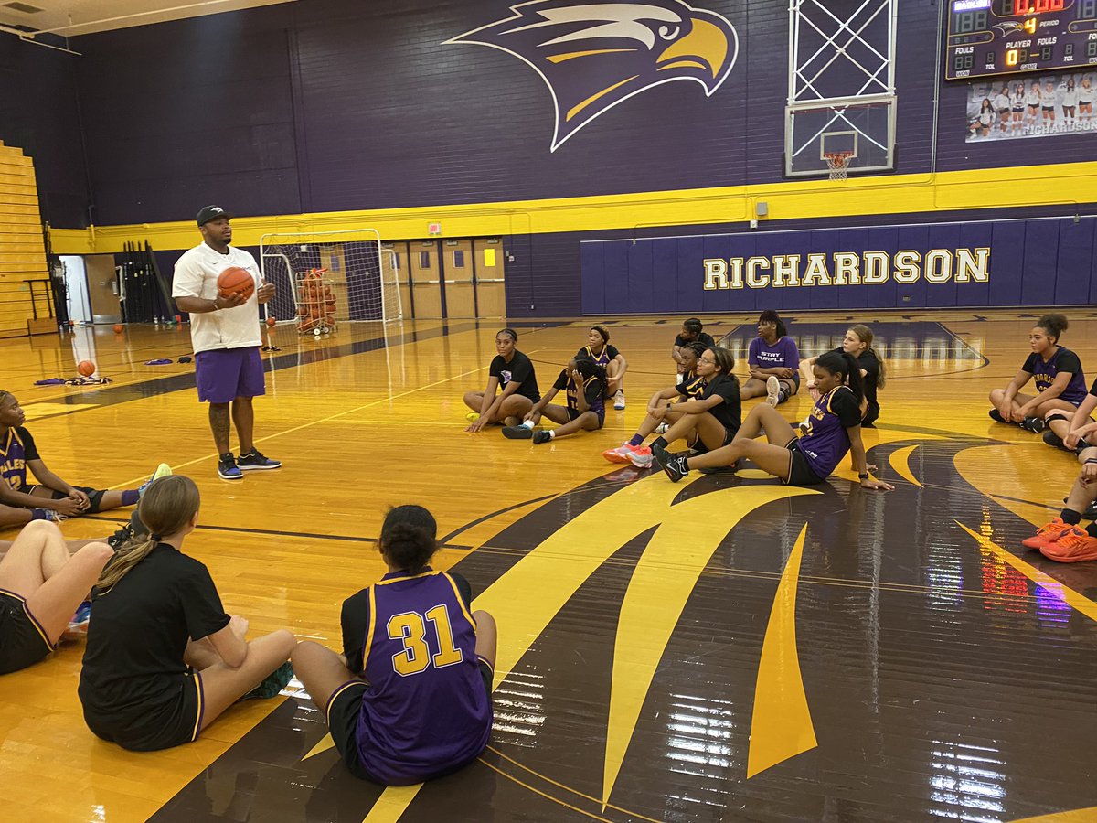LE_HOOPS's tweet photo. What a special treat to have @Coach_KHolloway come speak about our campus core values today in practice. This is why #weaReRICH . All @LE_HOOPS ๐ฆ
๐ฆ
๐ฆ
were Locked INโผ๏ธ
#EaglesSetTheStandard #DCA
#week3challenge https://t.co/LMmqXpXum5