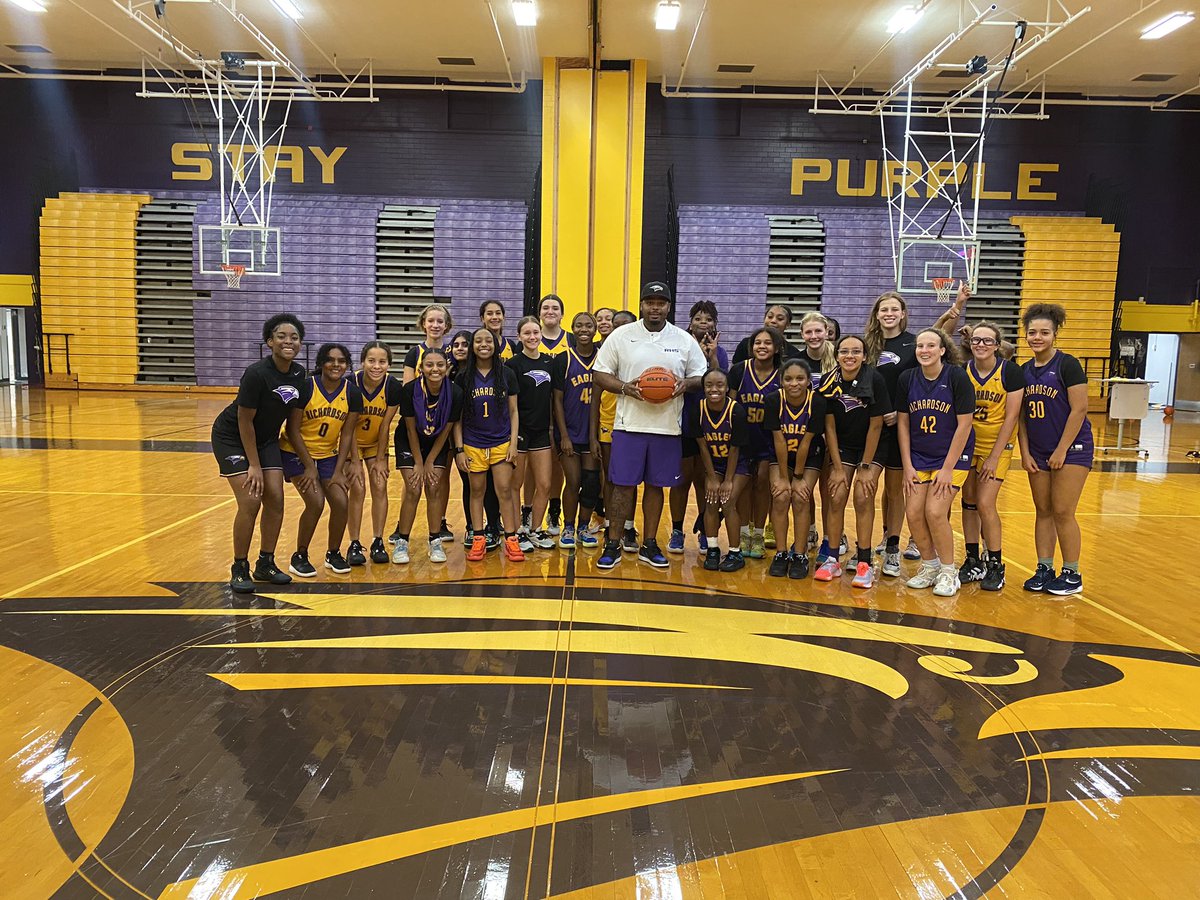 LE_HOOPS's tweet photo. What a special treat to have @Coach_KHolloway come speak about our campus core values today in practice. This is why #weaReRICH . All @LE_HOOPS ๐ฆ
๐ฆ
๐ฆ
were Locked INโผ๏ธ
#EaglesSetTheStandard #DCA
#week3challenge https://t.co/LMmqXpXum5