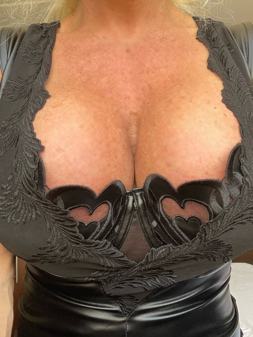 A pair of twins for the beginning of Oct! Lots of hot vids soon! Who has a boob fetish?.. #tittytuesday<a href="/tag/tittytuesday"class="tags"><span>#tittytuesday</span></a><a href="/tag/bigboobvideo"class="tags"><span>#bigboobvideo</span></a><a href="/tag/bigboobfans"class="tags"><span>#bigboobfans</span></a>