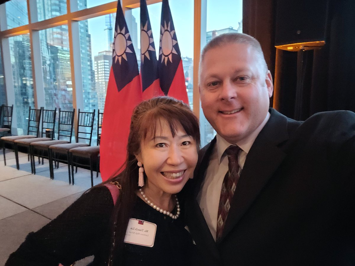 dadamltps's tweet photo. Very excited to be invited to celebrate the 112th National Day of the Republic of China (Taiwan) in Columbus Circle, NYC. Thanks to @njlinlaoshi @RGT_EdD for leading us tonight! @LTPS1 @CardinalsLHS https://t.co/Uykwnv0x6H