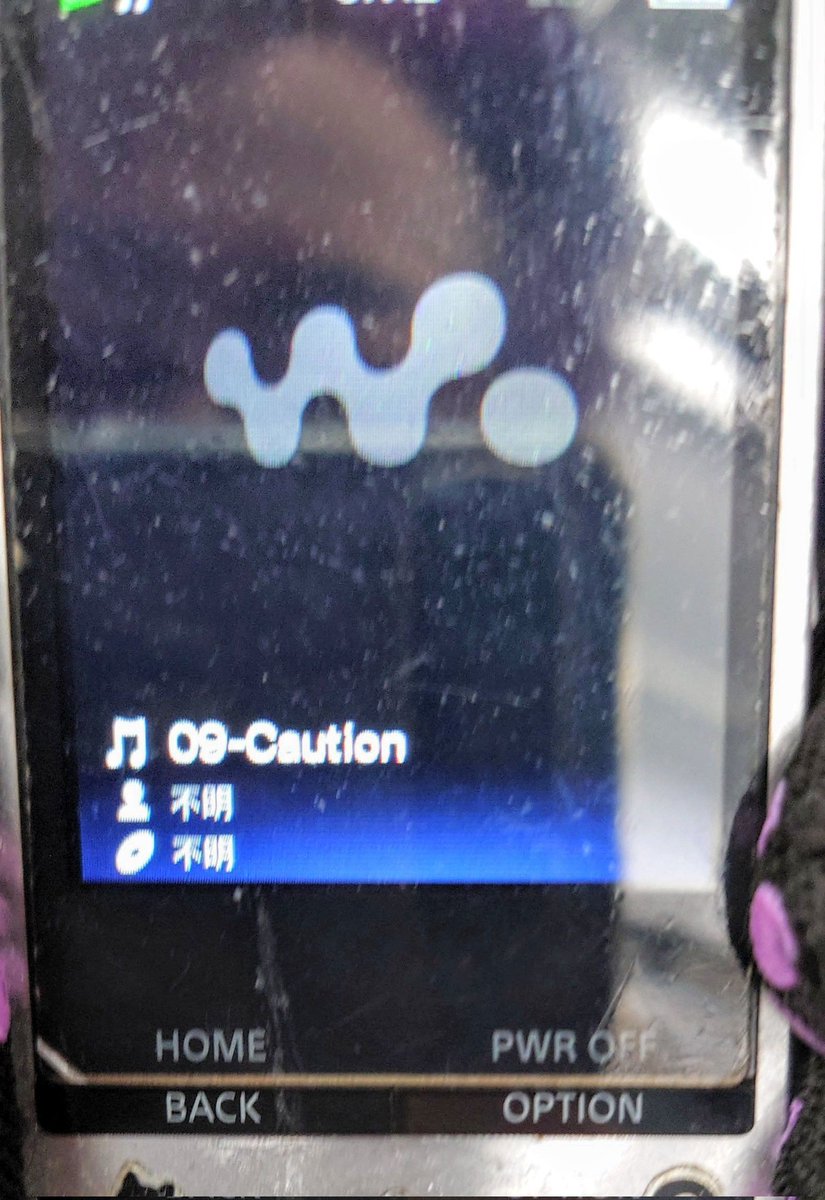 kabechoroyamori's tweet photo. 通勤🚃🚶🏻💨🎧▶️🫸
でもこんなかっこう…
#WALKMAN #MAN子
#SONY #NWA17
#AION #caution
#Aionism
#THEALFEE #longwaytofreedom https://t.co/ay4MCDmQY0