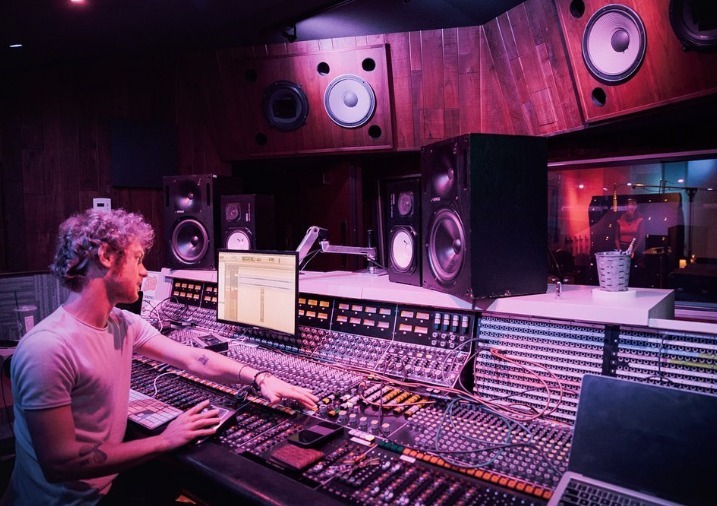 MIHollywood's tweet photo. We caught up with Davide Cinci, grad of MI's #AudioEngineering program, and now, Chief #Engineer of the iconic #SoundFactory here in #Hollywood. He had insight about his time at MI and how to maximize your time! To read his full interview, head here: https://t.co/vAjQEgDt1N https://t.co/keZz1Vsxen