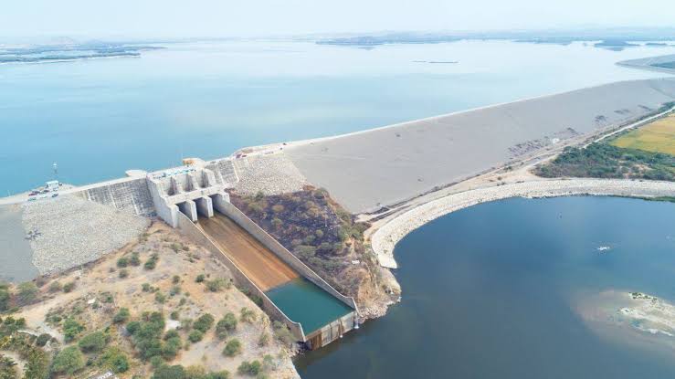 baumandemetz's tweet image. La represa de Poechos, la más grande del Perú, fue construida por Velasco en 5 años. Gracias a esta megaobra existe el valle de San Lorenzo, el valle del Piura y el de Cieneguillo, donde se producen la mayor parte de limón, mango y uva de mesa del país.