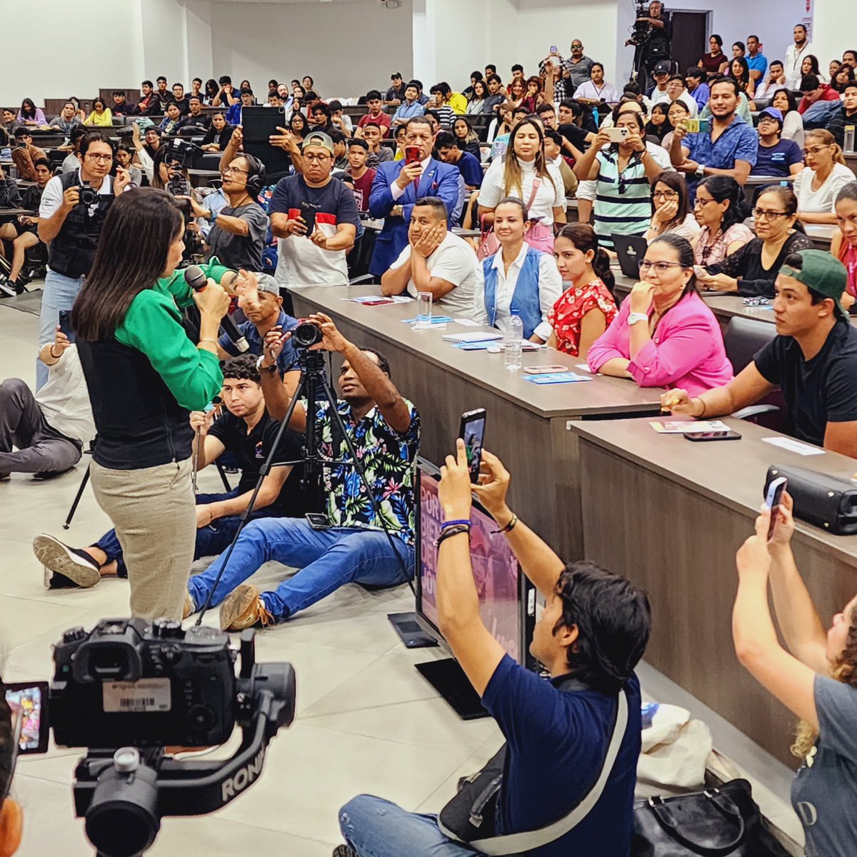 LuisaGonzalezEc's tweet photo. Hay futuro para nuestra juventud 💙💪🏼Impulsaremos con fuerza los incentivos a las empresas que apuesten por ustedes, reconociendo el 50% de su salario. 
¡Desde nuestro gobierno, pondremos todo en marcha para crear oportunidades y reconocer sus talentos! @espol 

#PorElBienDeTodos 
#LuisaPresidenta
