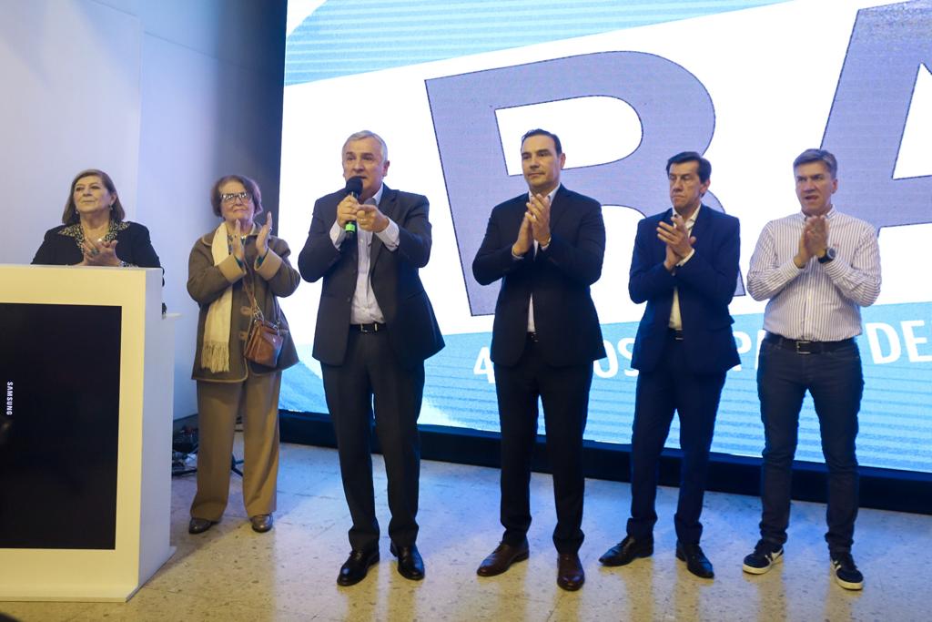 gustavovaldesok's tweet photo. La @UCRNacional presentó la campaña “El legado de Alfonsín. 40 años de paz y democracia” que, durante todo octubre y con diferentes actividades, conmemorará el triunfo de Raúl Alfonsín en las elecciones presidenciales de 1983 y, con ello, la restauración del orden constitucional. https://t.co/r0p7EgFYTK
