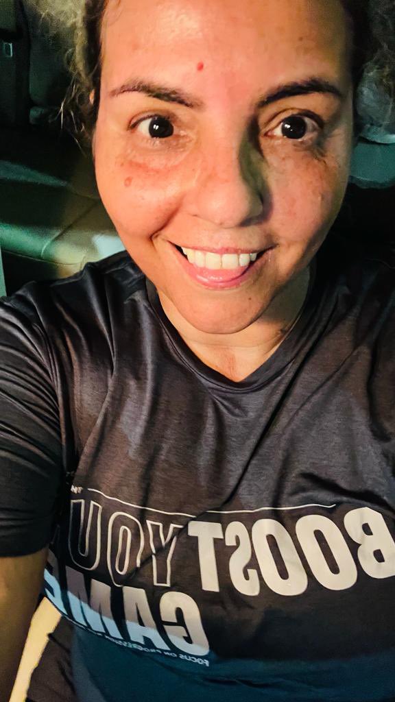 ErikaMCastro33's tweet photo. Titia Mortita com farofita but feliz
#Ritbox aula insana juro insana
E vocês curtam minha foto descabelada que nem todo dia é dia de glamour 😉 https://t.co/3b9aFJzMEZ