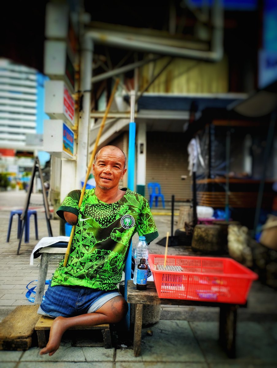 mrthanen's tweet photo. When we chatted he said: 

...' me happy sir, me Thailand real handsfree'...
Proceeds to laugh wholeheartedly.

I guess it's all a matter of perspective.

#travelphotography
#thelonepixman 
#theboredpixman 
#lifetraveler https://t.co/BRcNkJjc94