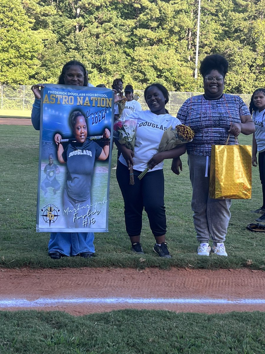 Special shout out goes to our senior 🥎 athletes!!!! Senior night in full effect! Flowers, flowers, flowers …Coach Muhammad definitely knows how to make our athletes feel special! The Astro Way! It’s the little things. #Astropride @CoachSinaM