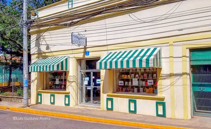 bucentauro_'s tweet photo. ¿Sabías que la Librería Navarro es la más antigua de la capital? Fue fundada en 1936 por el profesor Miguel Ángel Navarro Castro en la Calle Real de Comayagüela. ¡Qué tremendo logro mantenerse abierta durante tanto tiempo! 👏🏻📚