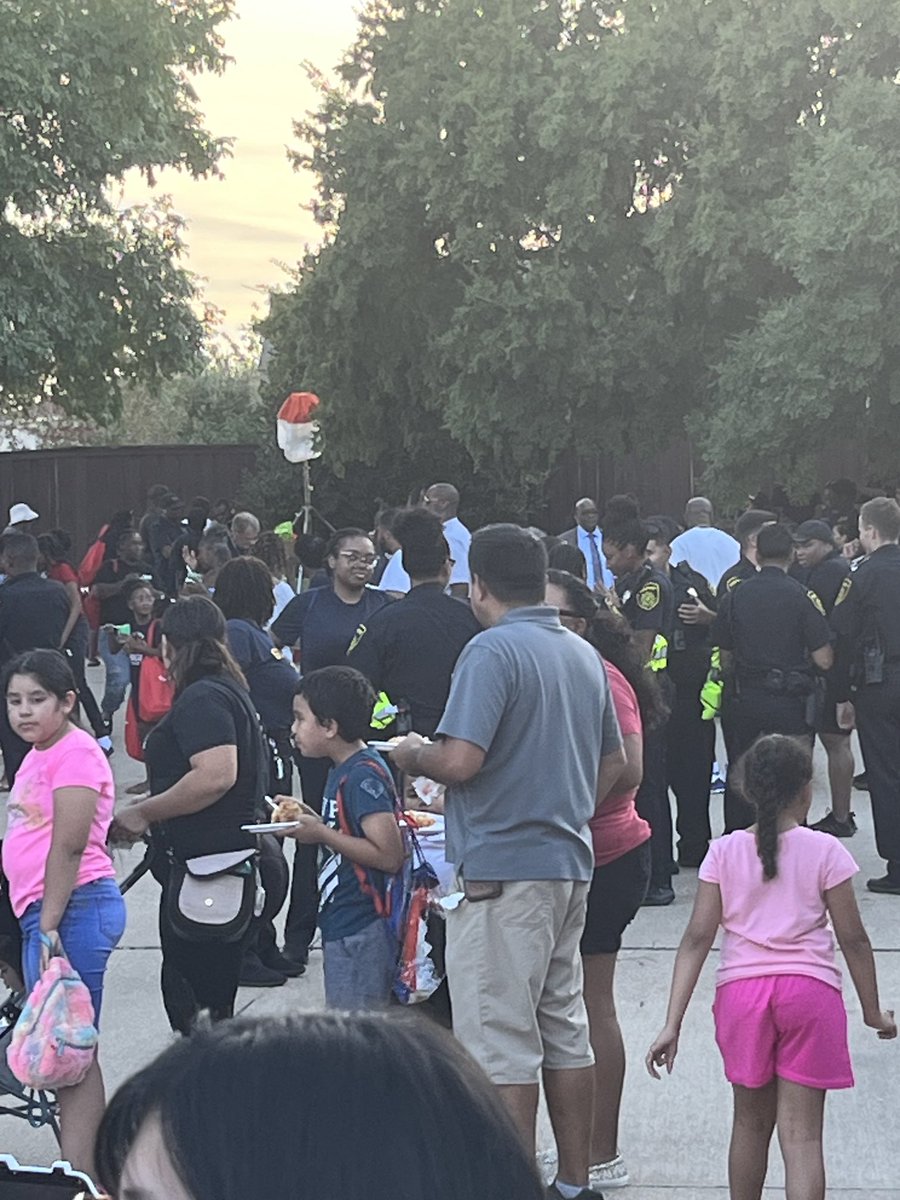 NobleDallas2's tweet photo. GNTX Chapter members supported National Night Out with Sheriff Brown and the Dallas County Sheriff’s Department https://t.co/6COZ1e5v8a
