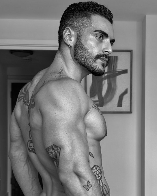 Watch Iggle Pringle's leaked NSFW photo on TwXstars