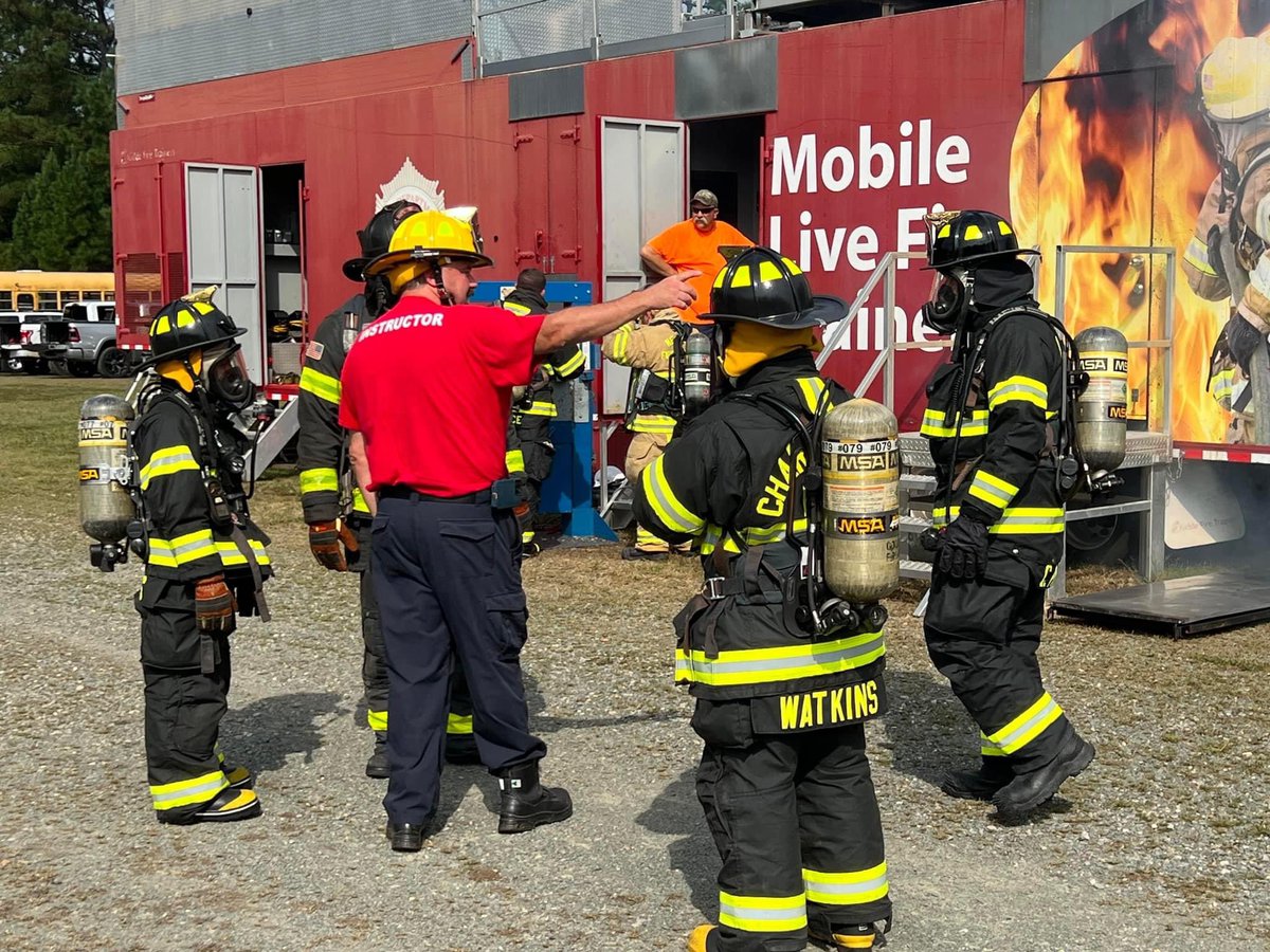 VAEMSTG's tweet photo. Today was a great day. The @CharlesCityGov Fire &amp; EMS recruit had their @VaFirePrograms Firefighter I burn today. This is where they perform their knowledge, skills and abilities they have gained from the last several weeks. #vaemstg #fire #training #teaching https://t.co/qfz1kt3xIk