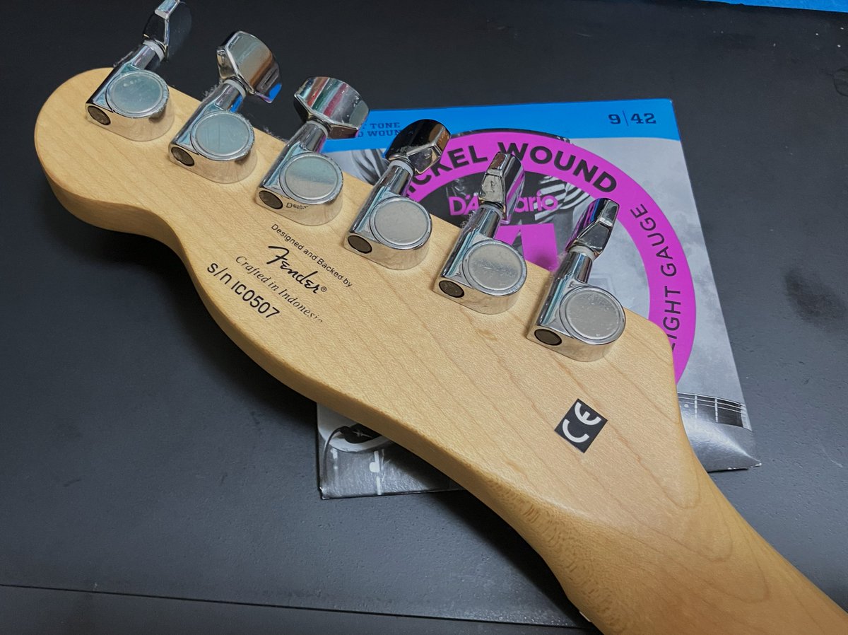 MamechinGuitars's tweet photo. 週休日、朝からSquier'51メンテナンスの続き
黒の'51は購入時からピックガードがパールになってました
ネックは太目だけどサンバースト程ではないヌ
クルーソンタイプに換えたい、でも22フレットのネックにするのが先かも
取り合えず各種調整して蜜蝋塗っとく
#Squier51
#ギター https://t.co/81dAQnkAlI